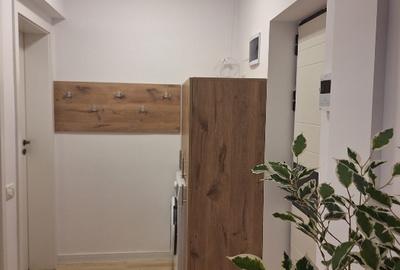 Apartament cu 2 camere semidecomandat, mobilat în Central