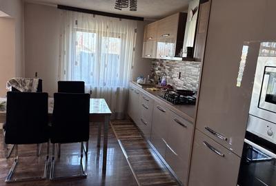 Casă cu 4 camere în Central