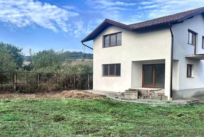 Casă cu 4 camere în Sântuhalm