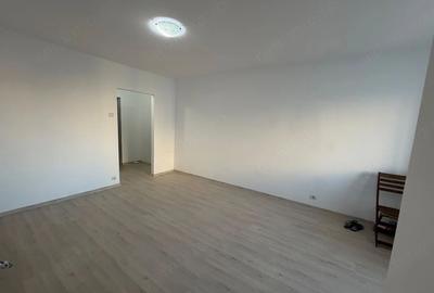 Garsonieră decomandată în Titan