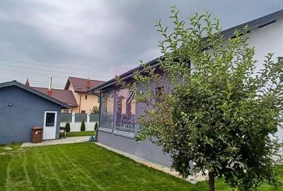 Casă cu 4 camere în Săbăreni