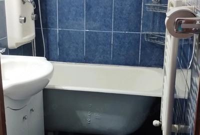 Apartament cu 3 camere semidecomandat în Florilor