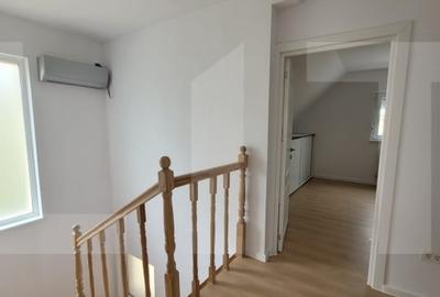 Casă individuală cu 4 camere cu Canalizare în Dumbrăvița