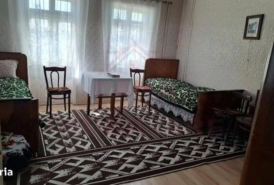 Casă cu 3 camere decomandat în Central