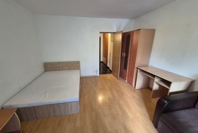 Garsonieră decomandată în Costin Georgian