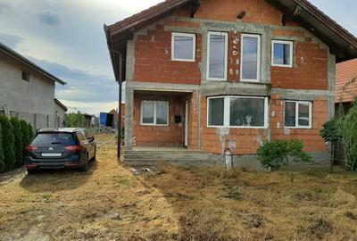 Casă individuală cu 4 camere cu Teren 500 Mp în Borș