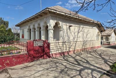 Casă cu 5 camere cu Teren 1200 Mp în Tichilești