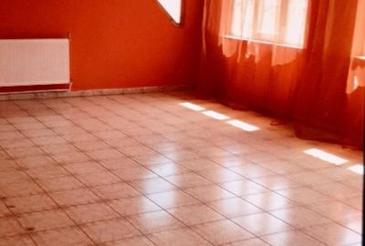 Casă cu 5 camere cu Teren 470 Mp în Central - 2