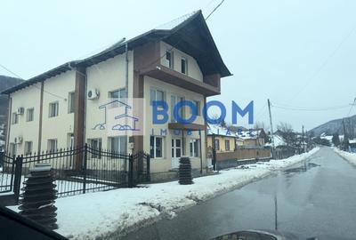 Casă individuală cu 7 camere cu Canalizare în Păușești-Măglași