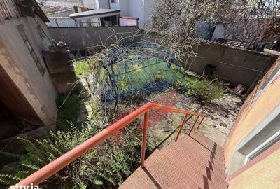 Casă cu 8 camere cu Teren 453 Mp în Central