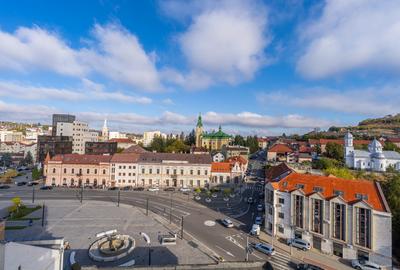 Apartament cu 3 camere semidecomandat, mobilat în Central