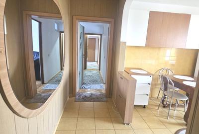 Apartament cu 3 camere decomandat, mobilat în Centrul Civic