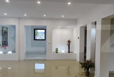 Apartament cu 5 camere decomandat în Central