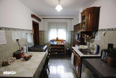 Casă cu 4 camere cu Teren 1400 Mp în Răucești - 1