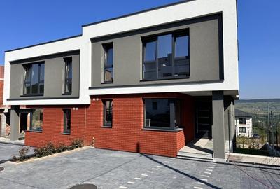 Duplex cu 5 camere cu Canalizare în Florești