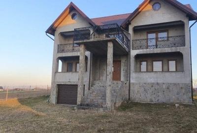 Casă cu Teren 2500 Mp în Marginea