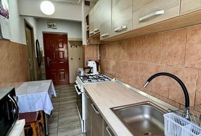 Apartament cu 3 camere semidecomandat în Central - 1