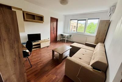 Apartament cu 2 camere semidecomandat, mobilat în Central