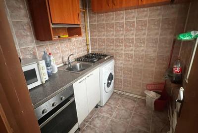 Apartament cu 3 camere semidecomandat în Alexandru cel Bun