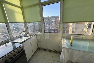 Apartament cu 3 camere decomandat în Micro 6 - 10