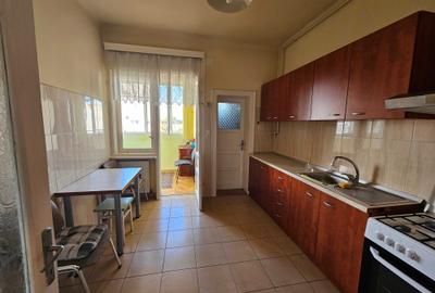 Apartament cu 3 camere decomandat în Exterior Vest