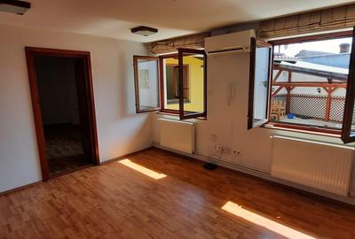 Casă cu 4 camere cu Canalizare în Central - 7