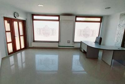 Spațiu comercial, de 80 mp, în Central - 3