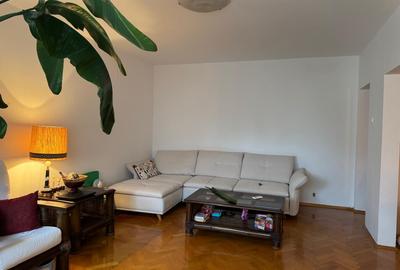 Apartament cu 4 camere decomandat în Pajura