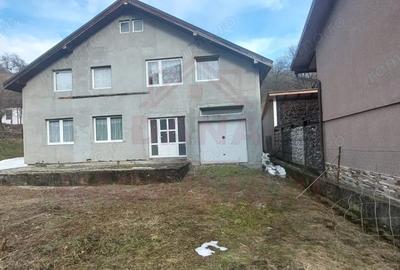 Casă cu 3 camere cu Teren 563 Mp în Rusca