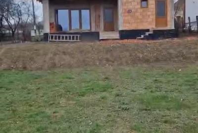 Casă cu Teren 1500 Mp în Fibiș