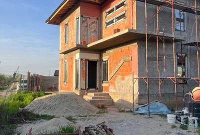 Casă individuală cu 4 camere cu Canalizare în Domnești