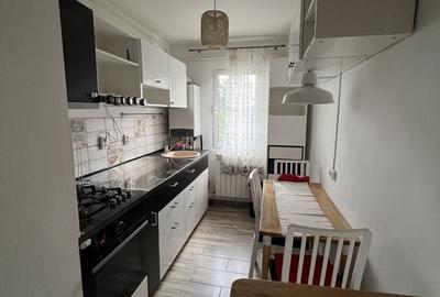 Apartament cu 3 camere semidecomandat în Podu Roș