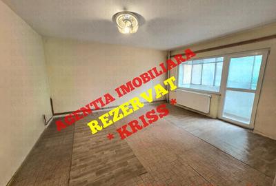 Apartament cu 3 camere decomandat în Teilor