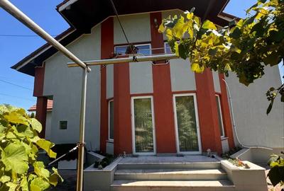 Casă cu 4 camere în Zăvoi
