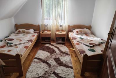 Casă cu 4 camere decomandat în Izvoare - 3