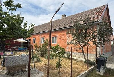 Casă cu 4 camere cu Teren 2800 Mp în Exterior Vest