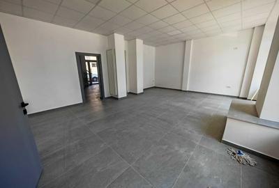 Spațiu comercial, de 110 mp, în Central - 4
