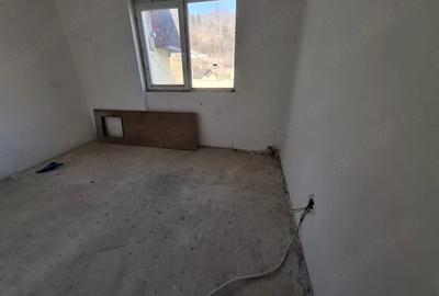 Apartament cu 3 camere semidecomandat în Cavnic