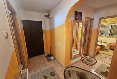 Apartament cu 3 camere decomandat, mobilat în Micro IV - 10