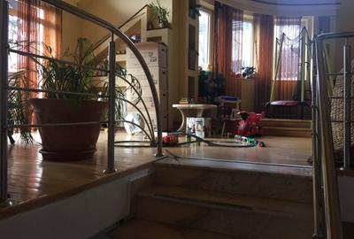 Casă individuală cu 6 camere cu Canalizare în Central - 3