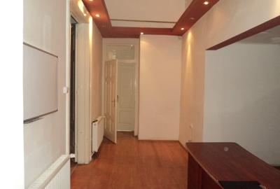 Apartament cu 5 camere semidecomandat în Central
