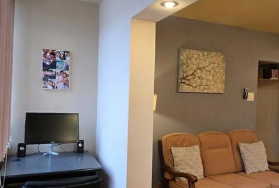 Apartament cu 3 camere semidecomandat, mobilat în Central