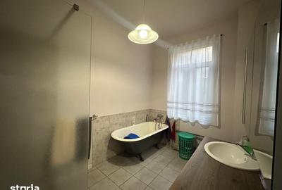 Casă cu 10 camere cu Teren 482 Mp în Rogerius