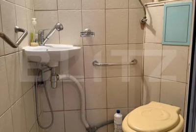 Apartament cu 3 camere semidecomandat, mobilat în Democrației