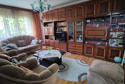 Apartament cu 3 camere decomandat în Exterior Vest