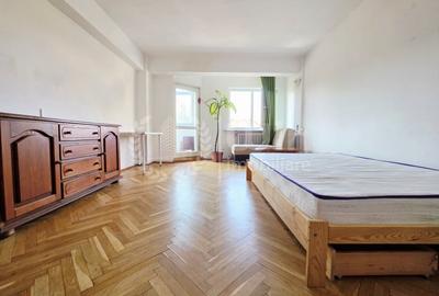 Apartament cu 4 camere decomandat, mobilat în Central