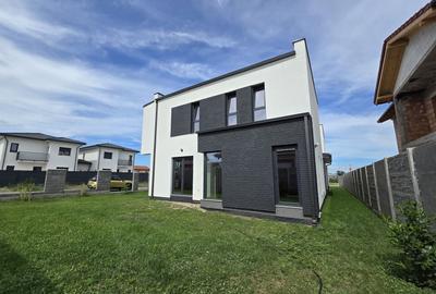 Duplex cu 5 camere cu Canalizare în Dumbrăvița