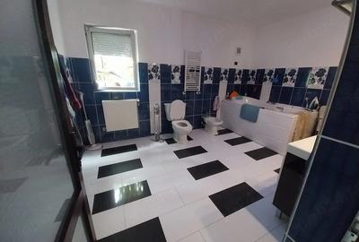 Casă cu Teren 4200 Mp în Livezi - 2