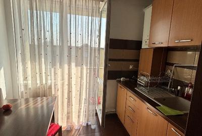Apartament cu 3 camere semidecomandat în Tractorul