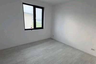 Duplex cu 4 camere cu Canalizare în Est - 2